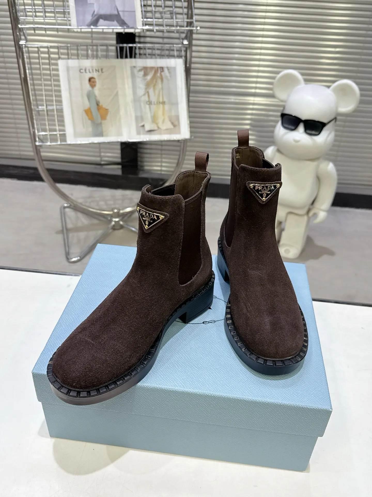 👟👟Ex-factory price 600👟👟 Prada thick-soled retro Martin boots. Elastic elastic, classic thick soles, with triangular buckle. Simple, elegant, fashionable and versatile. Fabric cowhide, open edge beaded cowhide. The lining is made of soft and delicate sheepskin, and the foot feels comfortable. The rubber mold is non-slip and lightweight. Original package sole. Standard size: 35-40. Order 41